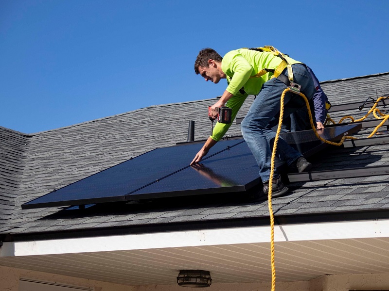 Solární panely na střeše montáž